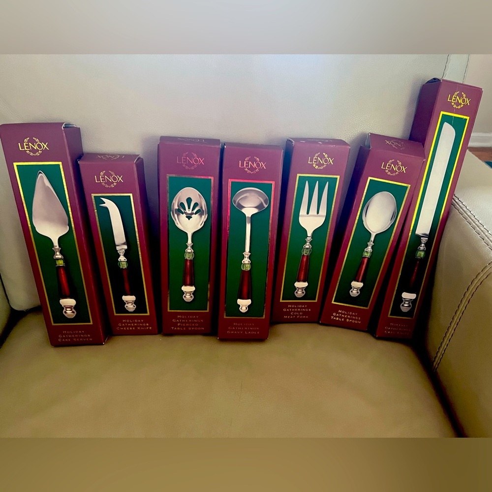 New. Never used Lenox holiday serving set